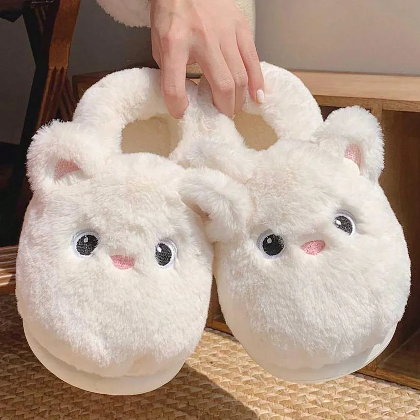 

2024 Hot SellerCute White Cat Winter New Women Slipper Soft Heel Platform Fur Warm Indoor Comfortable Home Fluffy Home Slippers