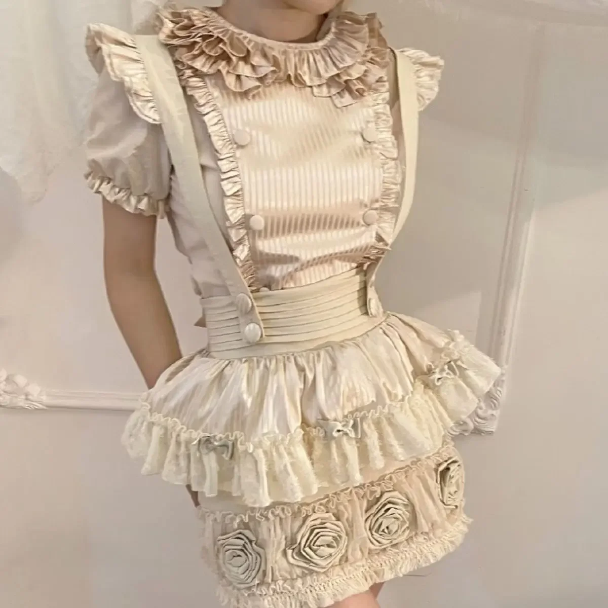 2025 Японский дизайн Лолита Топ и юбка на подтяжках Комплект для женщин и девочек Ретро рубашка с короткими рукавами с рюшами Юбка с бутоном цветка Комплект из 2 предметов