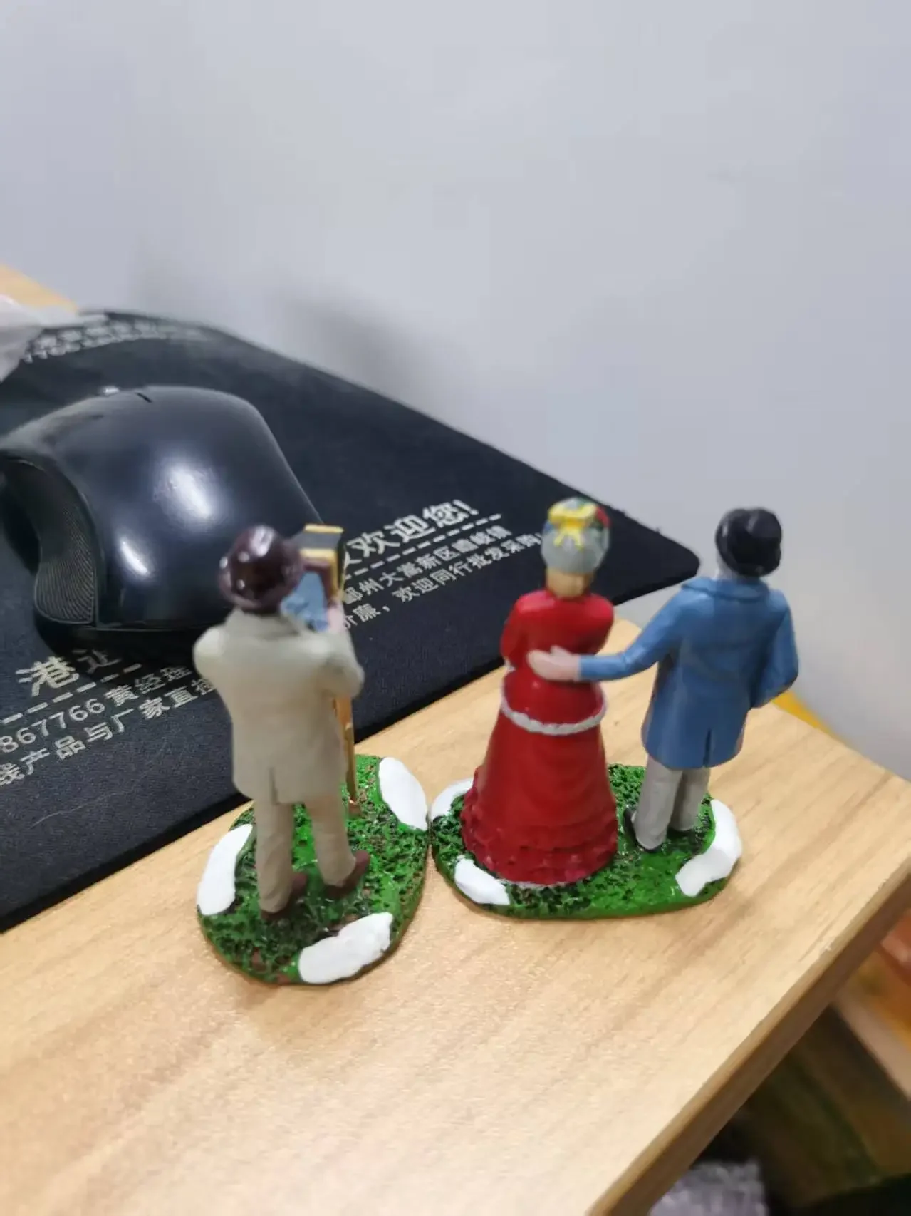Resin figure mental psychological sand table game box court therapy  taking  photo  for  couple set