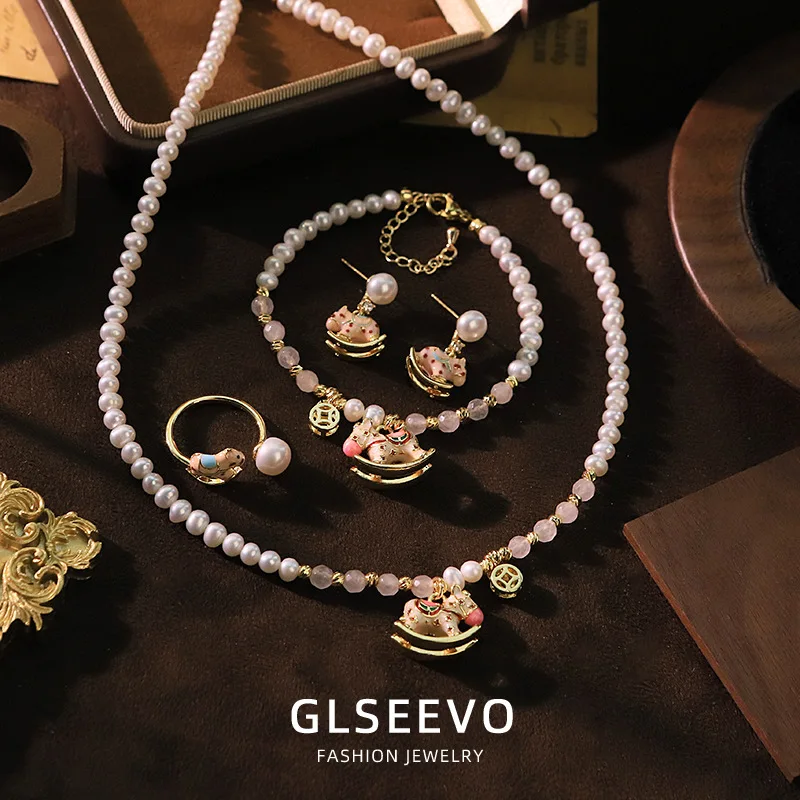 Design: A Set Of Four Women’S Jewelry Pieces Featuring A Pink Natural Pearls And Including A Bracelet Neckl