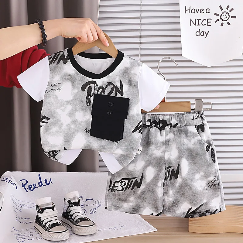 

Новый летний комплект для мальчиков 2026: футболка с эффектом тай-дай и шорты (имитация двух предметов), повседневная уличная одежда для малышей 1-5 лет