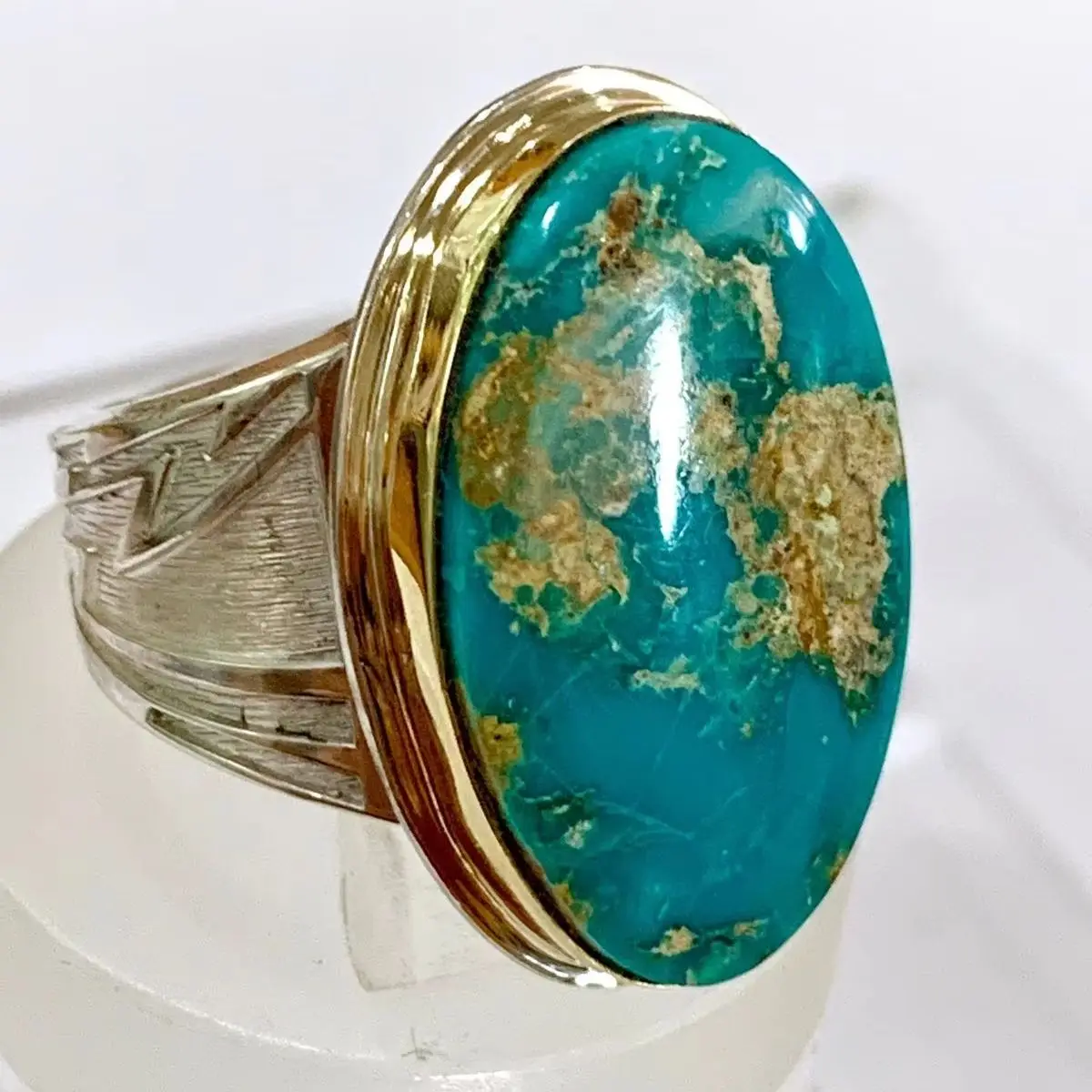 Elegante zweifarbige Ringfassung mit ovalen künstlichen Edelsteinen aus Kupfermaterial für Damen. Geeignet für Partys und Zusammenkünfte.