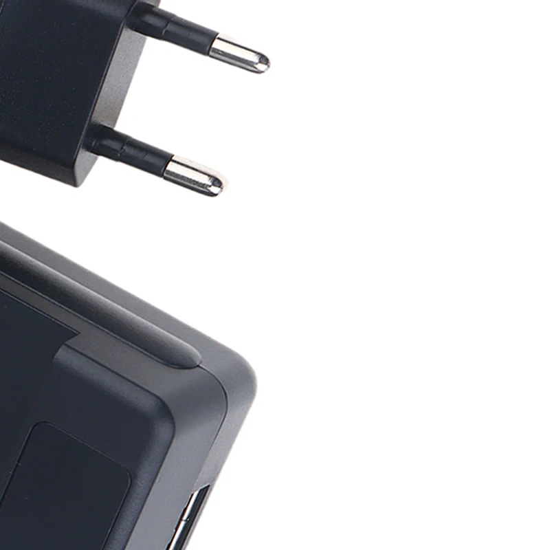 شاحن بطارية متنقل عالمي - شاحن هاتف محمول ليثيوم أيون بمنفذ USB مع قابس الاتحاد الأوروبي/الولايات المتحدة