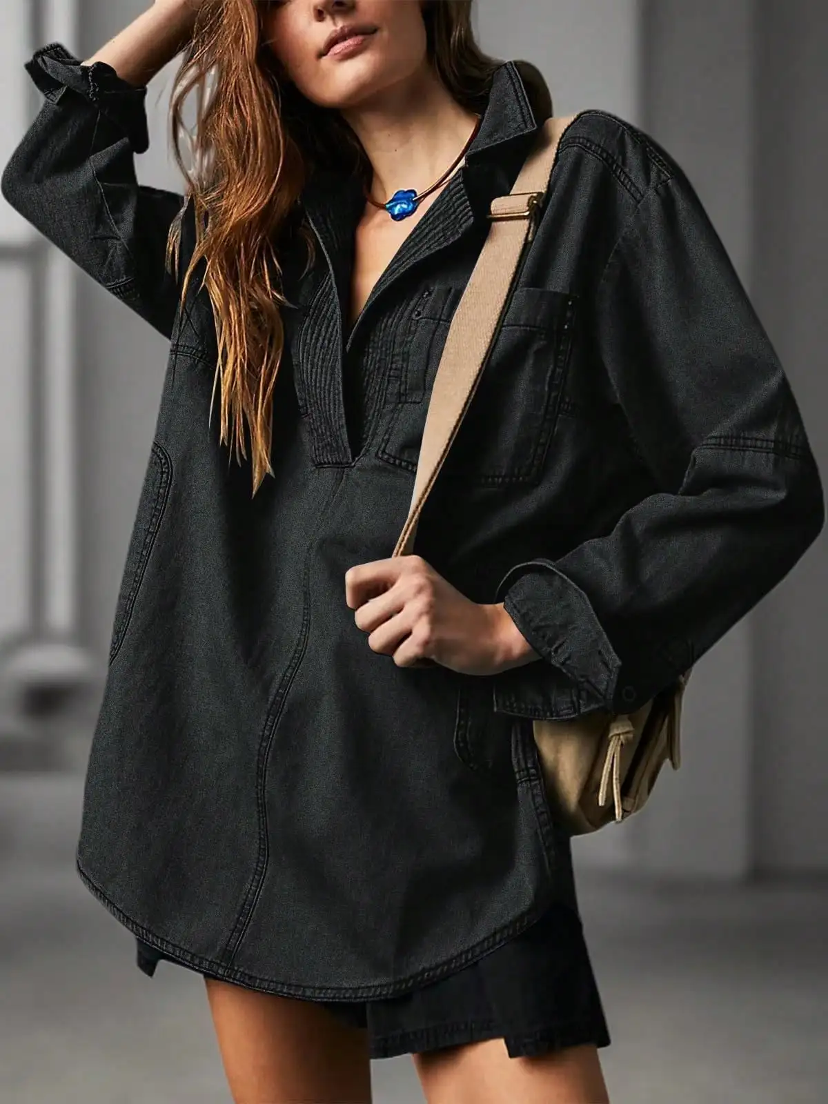 

Женское черное джинсовое платье-рубашка оверсайз с V-образным вырезом, длинными рукавами и передними карманами