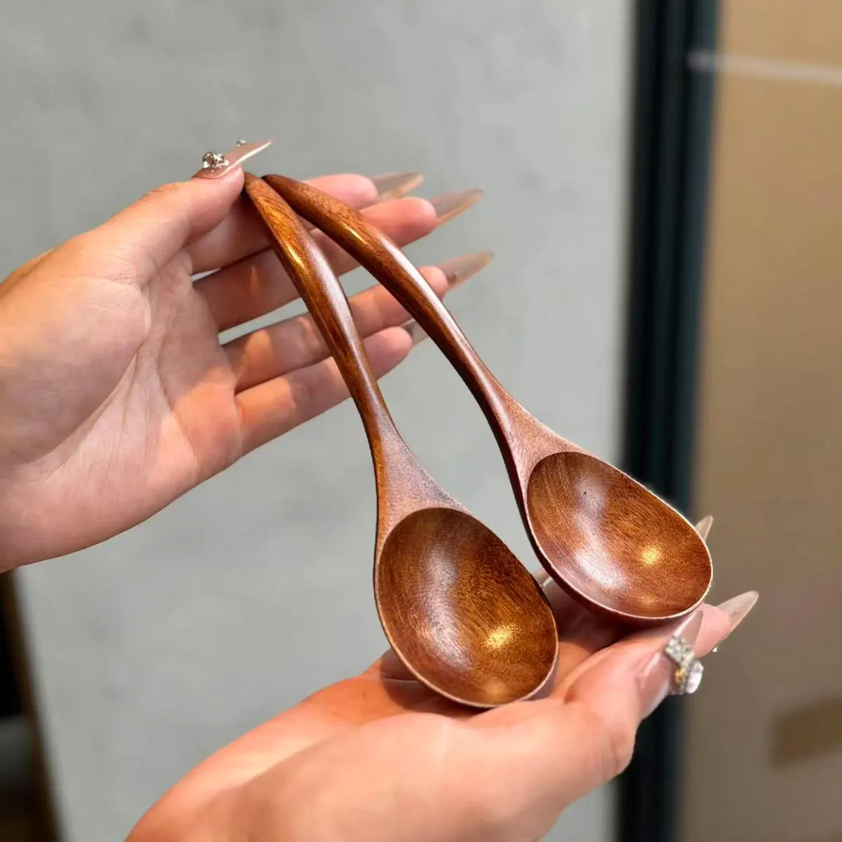 Japanese-Style Nanmu Small Soup Spoon for Home Use, Retro Dining Spoon, Easy-To-Use Curved Handle Small Spoon for Eating and Drinking Soup, High Aesthetic Value Cake and Dessert Spoon, 1/2Pcs