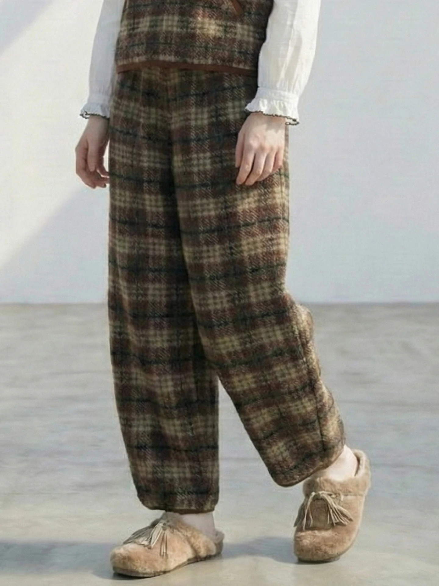 imakokoni 2025 Pantaloni scozzesi vintage da donna invernali Pantaloni carota in lana di agnello Pantaloni versatili letterari casual 255321