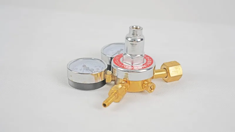 Standard double gauge pressure regulator for gas cylinders