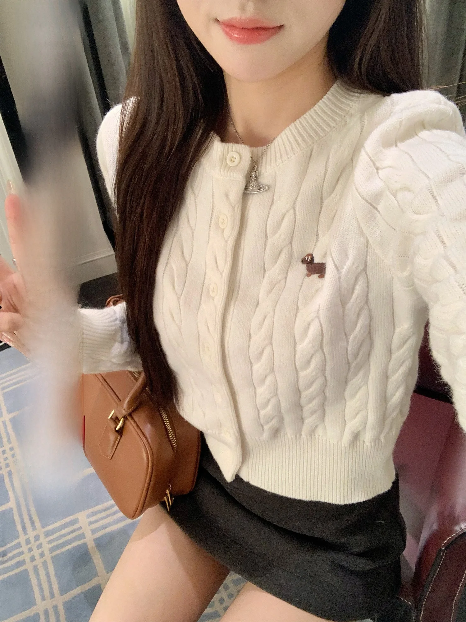 

Женский белый вязаный кардиган Yuzuqi в стиле Old Money с вышивкой, универсальный свитер-жакет для повседневной носки, зимний вариант