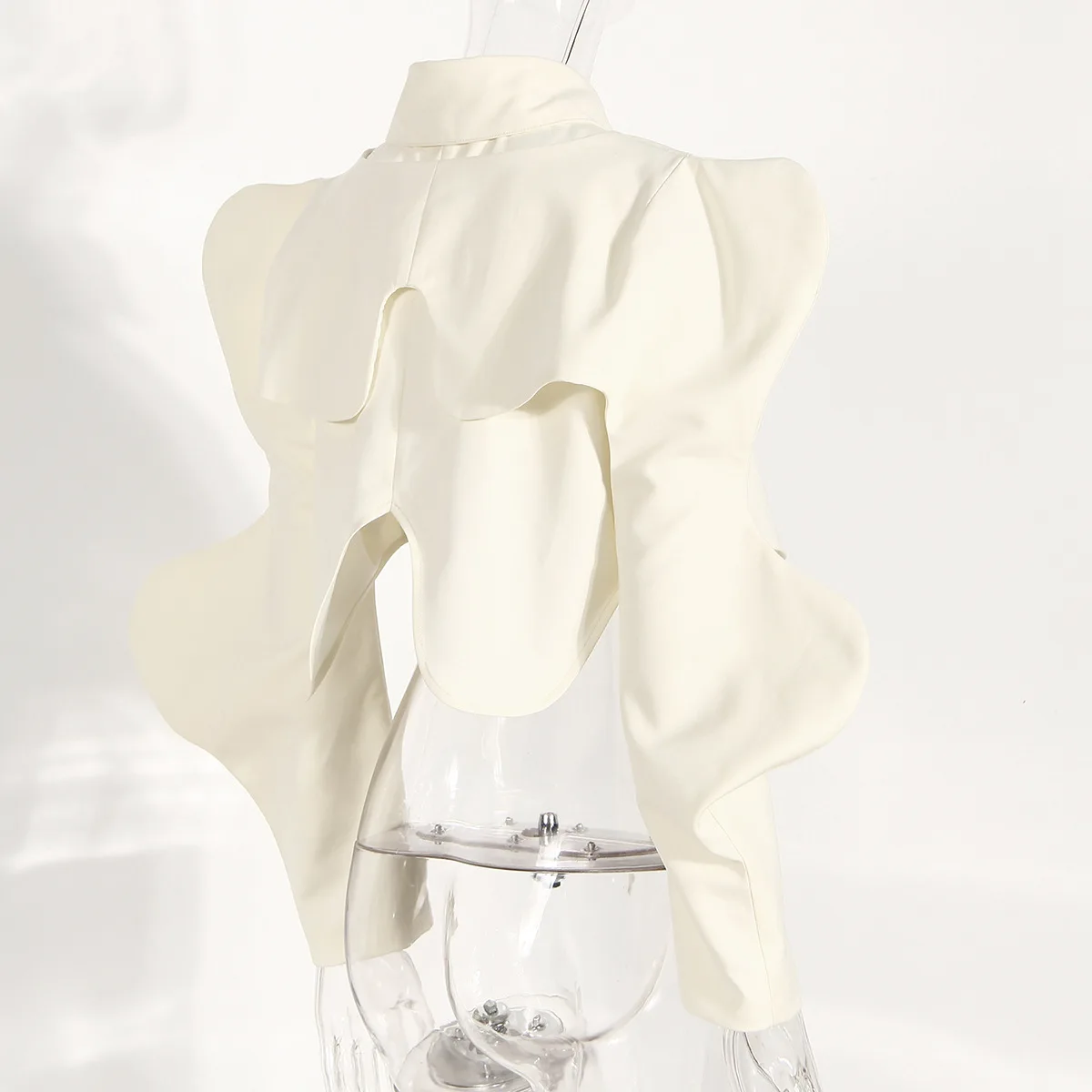 ส่วนบุคคลของผู้หญิงชุดสองชิ้นเสื้อเชิ้ตแขนสั้นกลีบเสื้อกั๊กและผ้าคลุมไหล่แขนยาวออกแบบชุดสีขาวและสีดํา