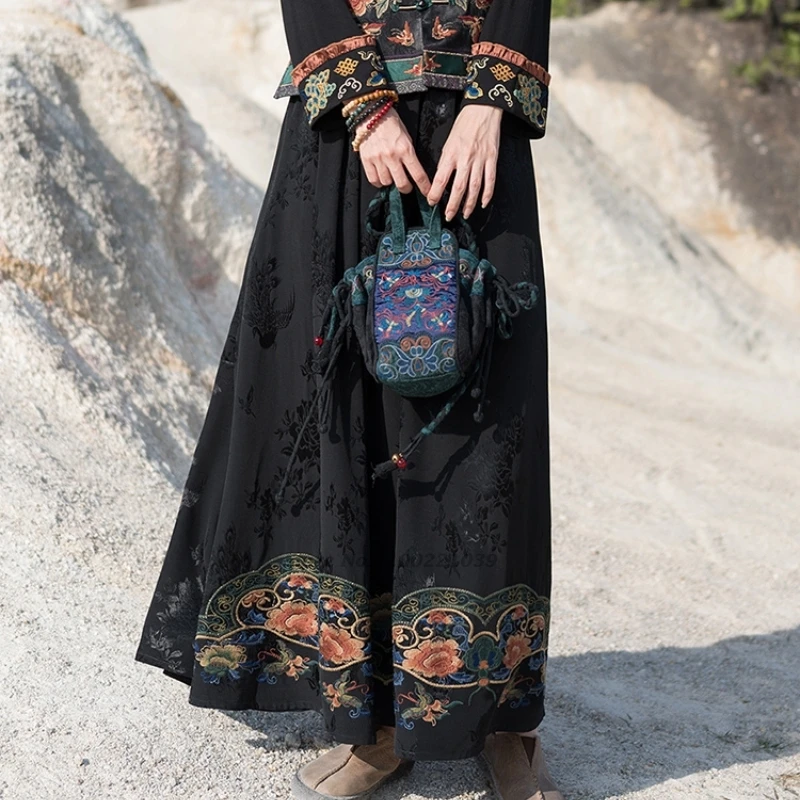 تنورة صينية تقليدية لعام 2025 تنورة شعبية مطرزة بالزهور الوطنية من قماش الجاكار الساتان تنورة عتيقة على شكل حرف a تنورة بخصر مطاطي