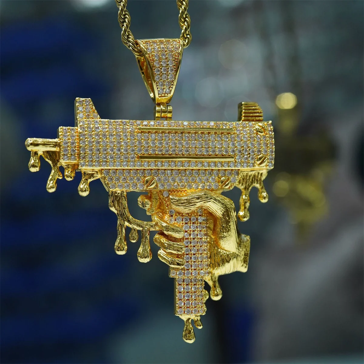 

Super cool hip-hop submachine gun pendant, dollar purse hip-hop pendant, copper micro-set zircon, real gold plated, men's and wo