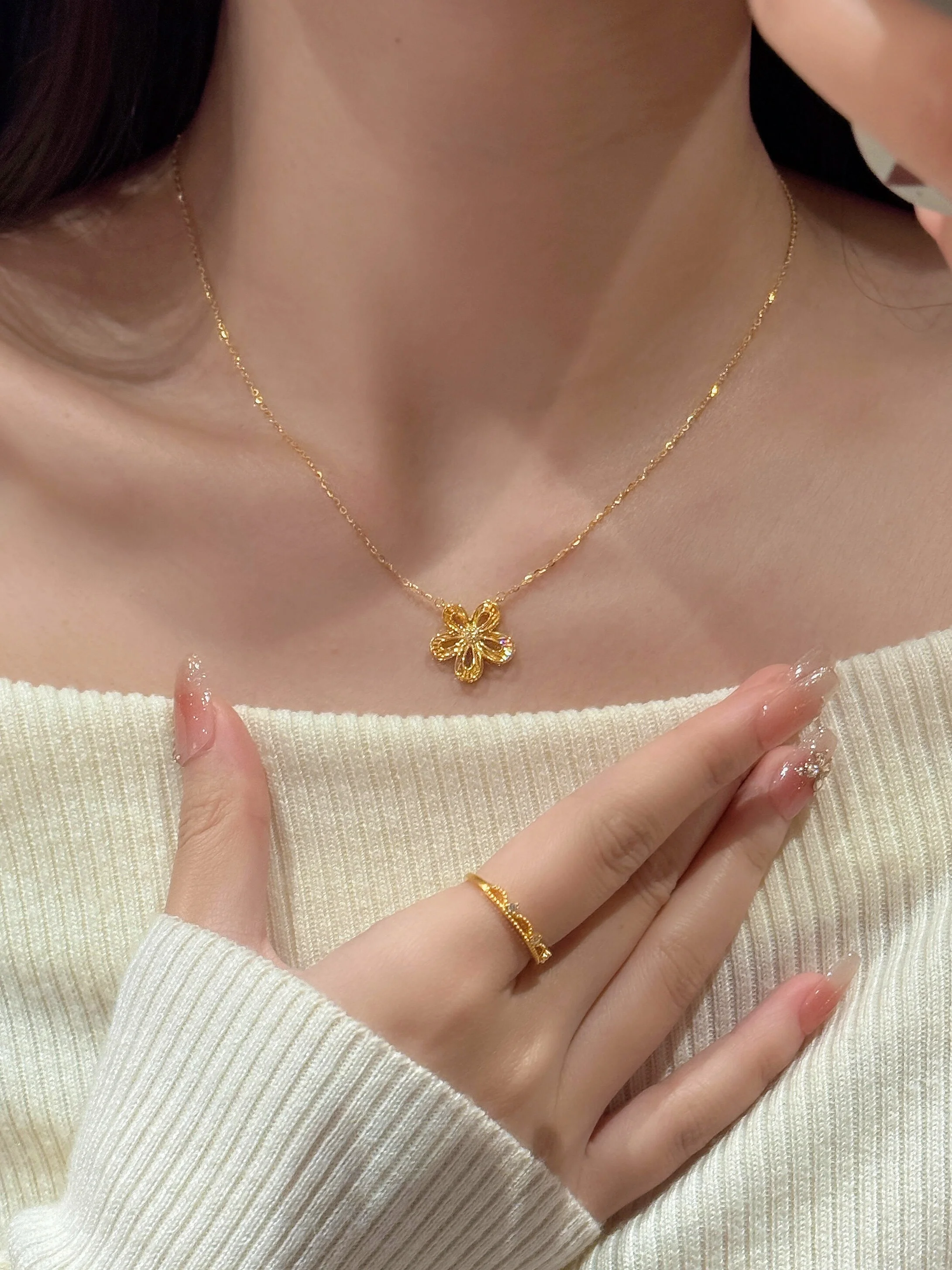 colar-feminino-zooz-dourado-com-flor-vazada-e-diamantes-corrente-de-luxo-leve-de-alta-qualidade-para-clavicula-novo-estilo-chines
