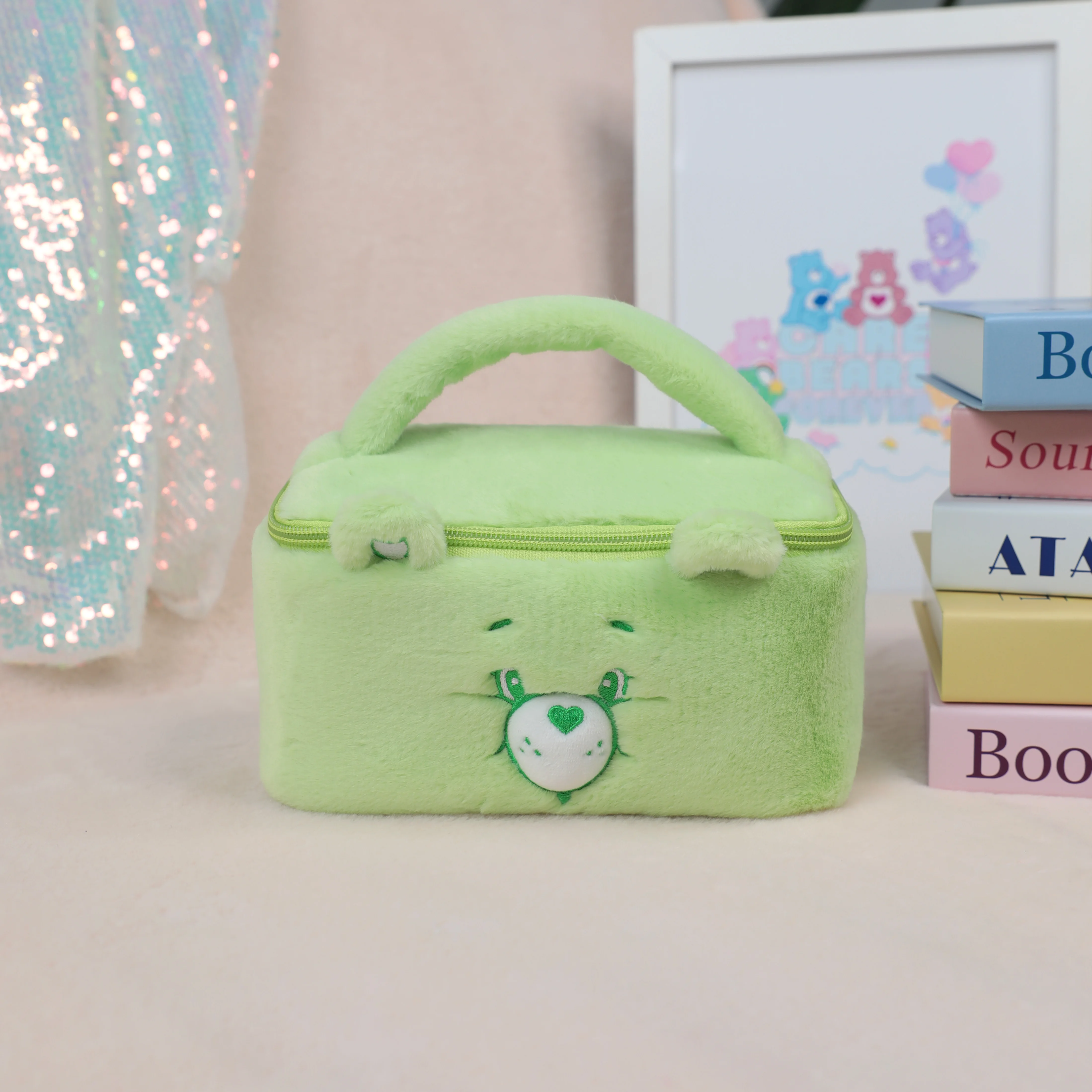 Care Bears Plüsch-Kosmetiktasche, Cartoon-Regenbogenbär, große Kapazität, Reise-Kulturtasche für Mädchen und Frauen, weicher, flauschiger Make-up-Beutel – Detail 4