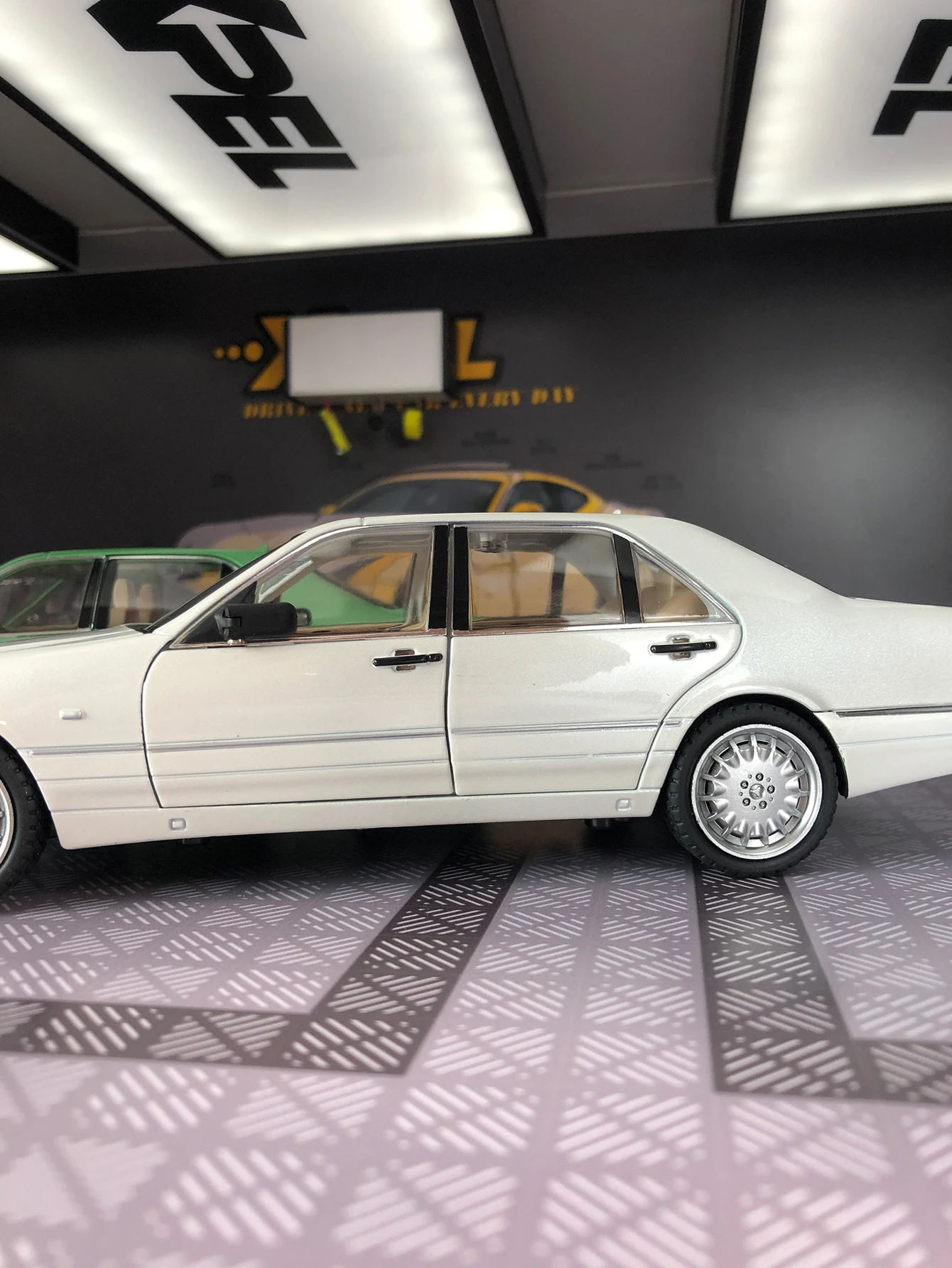 1:24 W140 S320 modelo de coche de aleación adornos retro coche clásico acústico-óptico para niños juguete extraíble detalles ricos mano de obra fina