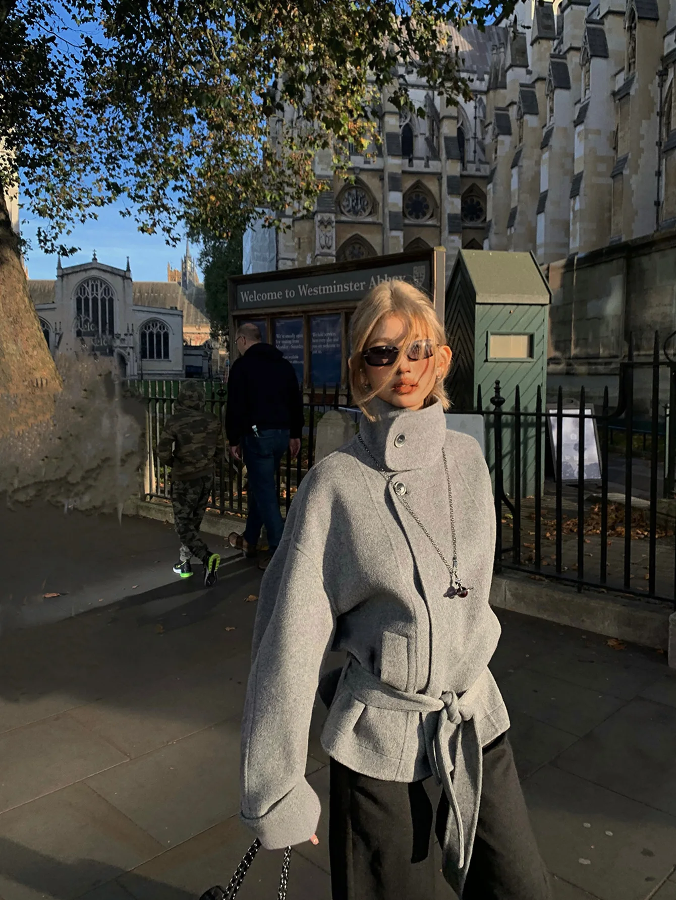 

Осенне-зимняя женская одежда повседневная и элегантная. Боковые пакетики и ремни из шерсти.