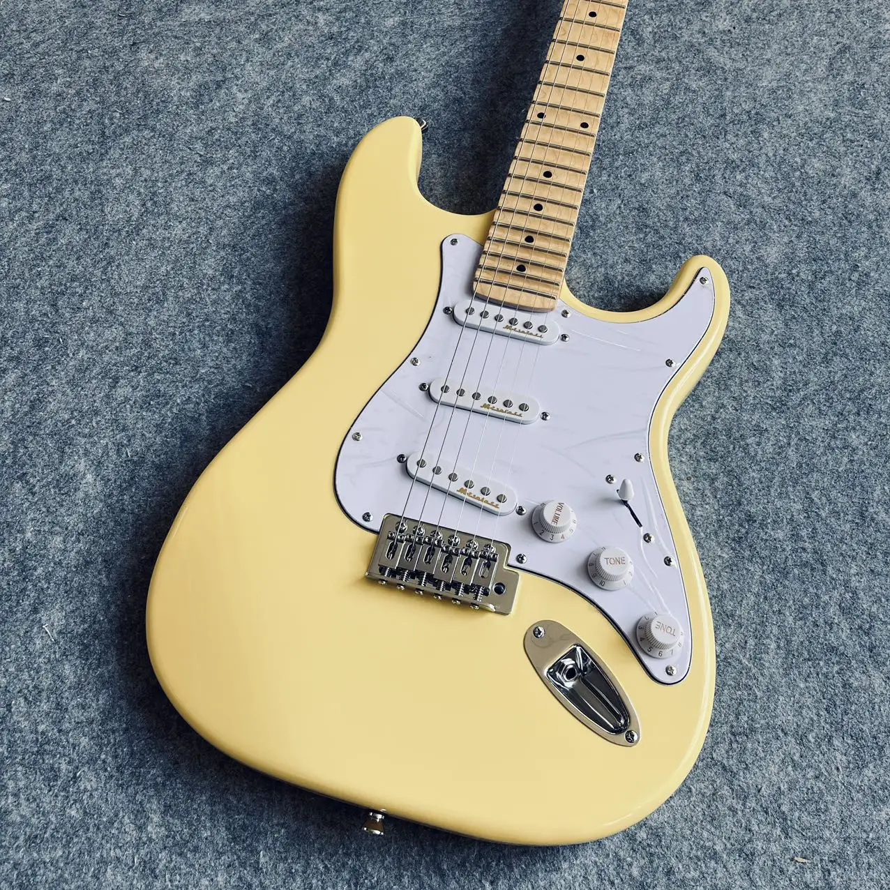 Guitarra Malmsteen 2026 en oferta, diapasón festoneado, pastillas Dimarzio, guitarra de cabeza grande, color amarillo lechoso
