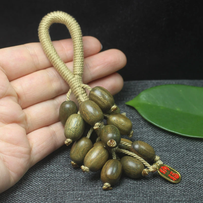 Wooden grape bunch keychain pendant men women, suitable for phone chains and bag pendants, simple gift