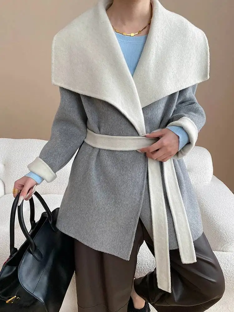 

[EAM] Oat Color Belted Big Size Elegant Woolen Coat New Lapel Long Sleeve Women Jacket Fashion Tide Autumn Winter 2025 1DJ4521