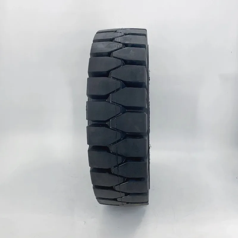 6.50x10 フォークリフトタイヤの導入と実用性：倉庫作業における耐久性とコストパフォーマンスの徹底検証