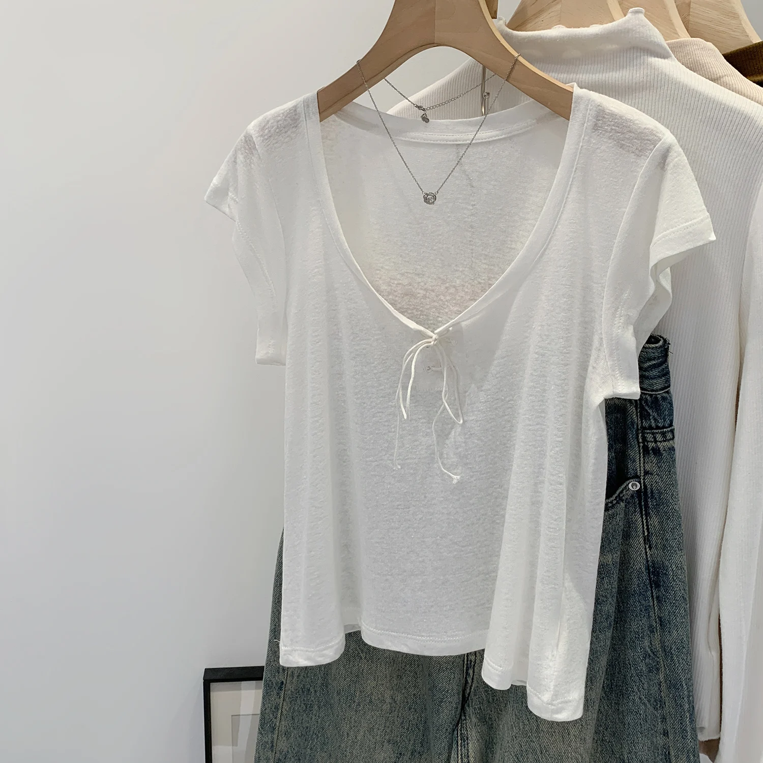 Camiseta de Verano para Mujer, Nueva, Blanca, con Cuello en U, Diseño Delgado, Capa Base Simple, Ropa Interior, Estilo Puro y Atractivo