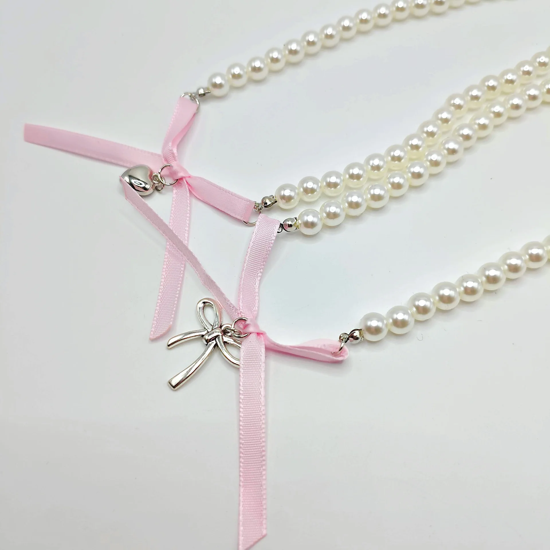 الطريق الأيمن الجديد الراقية تصميم درجة الحرارة المتخصصة شيك النمط الفرنسي الحب اللؤلؤ القوس الشريط قلادة للنساء