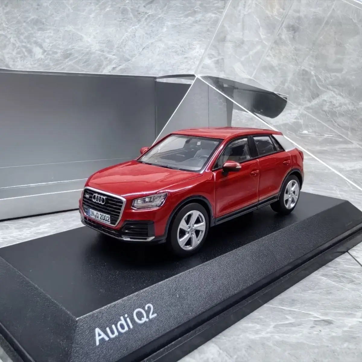 About 10 Cm, Normal Person Ornament, Original 1/43 Audi AUDI Q2 Alloy Car Model