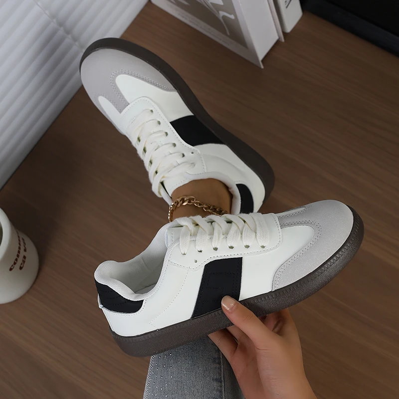 

Женская всесезонная повседневная обувь 2025 года — кроссовки на толстой подошве, серебристые кроссовки в немецком стиле с универсальным кампусным стилем