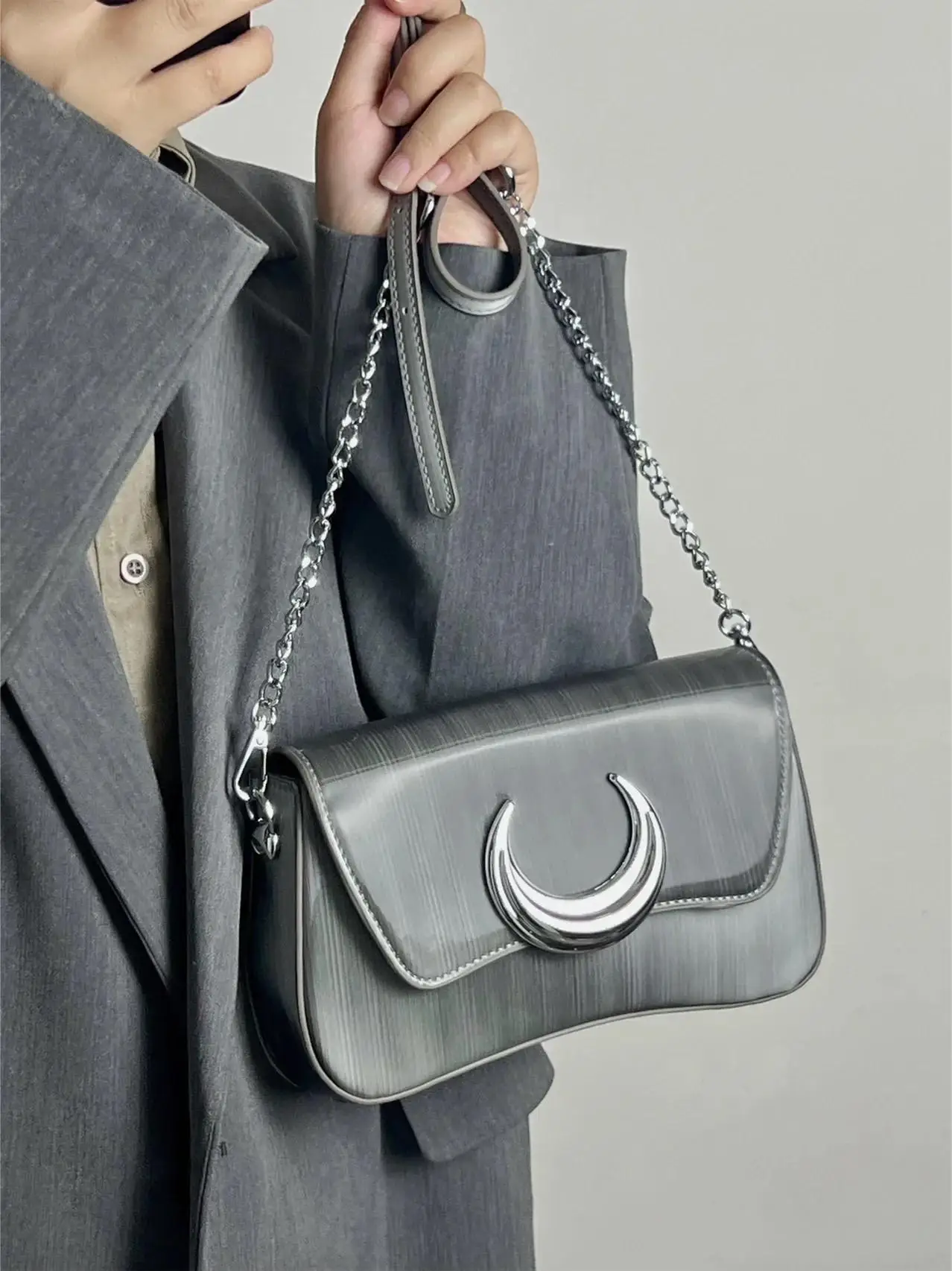 

Женская сумка-тоут с градиентной цепочкой в форме полумесяца, серебряная сумка-тоут большой вместимости, модная сумка через плечо для женщин, 2025 г.