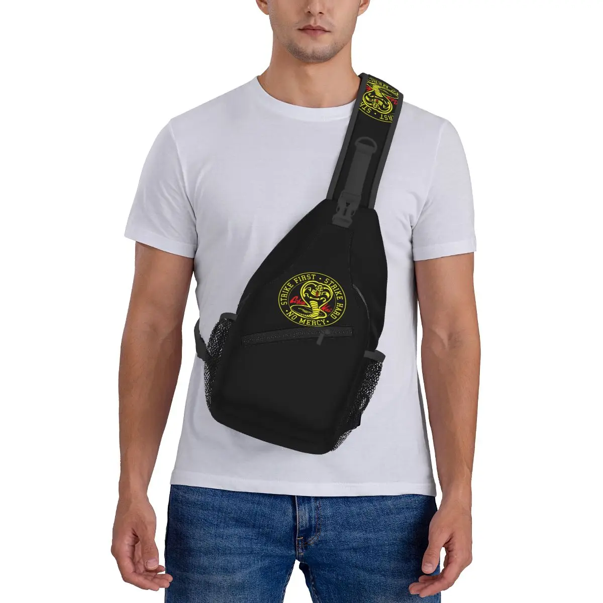 Mochila Cobra Kai No Mercy Sling para hombre, bolso de pecho de viaje para senderismo, mochila cruzada de moda, bolsa de hombro