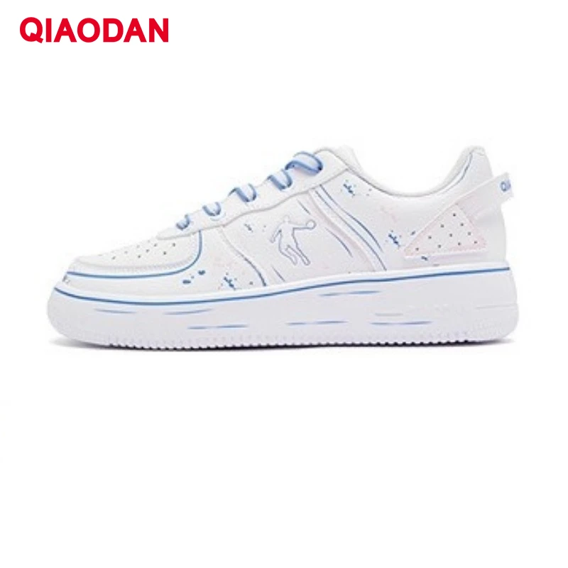 รองเท้าผ้าใบผู้ชาย QIAODAN รุ่น XM2590550T แฟชั่นฤดูใบไม้ร่วงปี 2025 ลายกราฟฟิตี้ สไตล์ลำลอง รองเท้ากีฬาอเนกประสงค์ รองเท้าผ้าใบคลาสสิก
