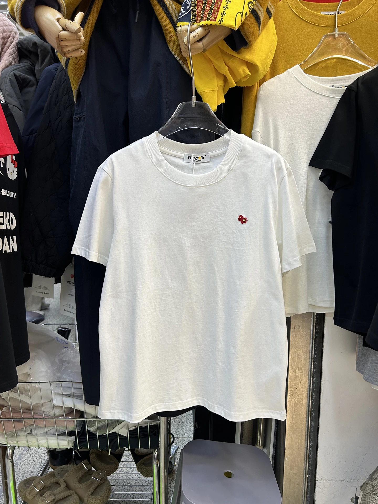 

Простая футболка с круглым вырезом и вышивкой, женская, приталенная, универсальная, базовый слой, модный топ, весна-лето, новинка