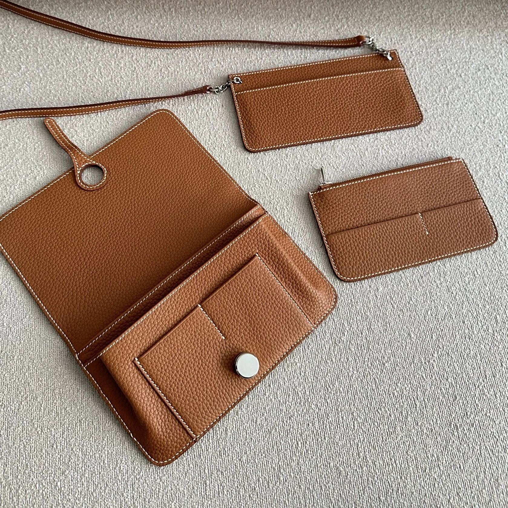 حافظة جواز سفر من جلد البقر قابلة للتخصيص مجانًا حقيبة هاتف نسائية متعددة الأغراض ثلاثة في واحد حقيبة كروس بكتف واحد