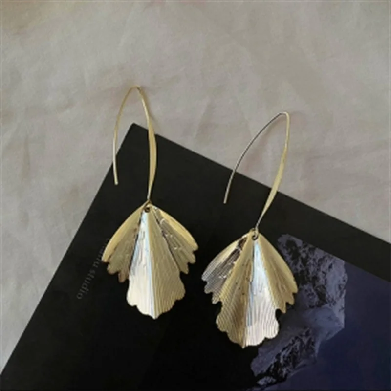 Vintage Ginkgo Leaf Hanging Earrings For Women Gold Color Metal Dangle Earrings Piercing Exquisite Fashion Jewelry Female Bijoux