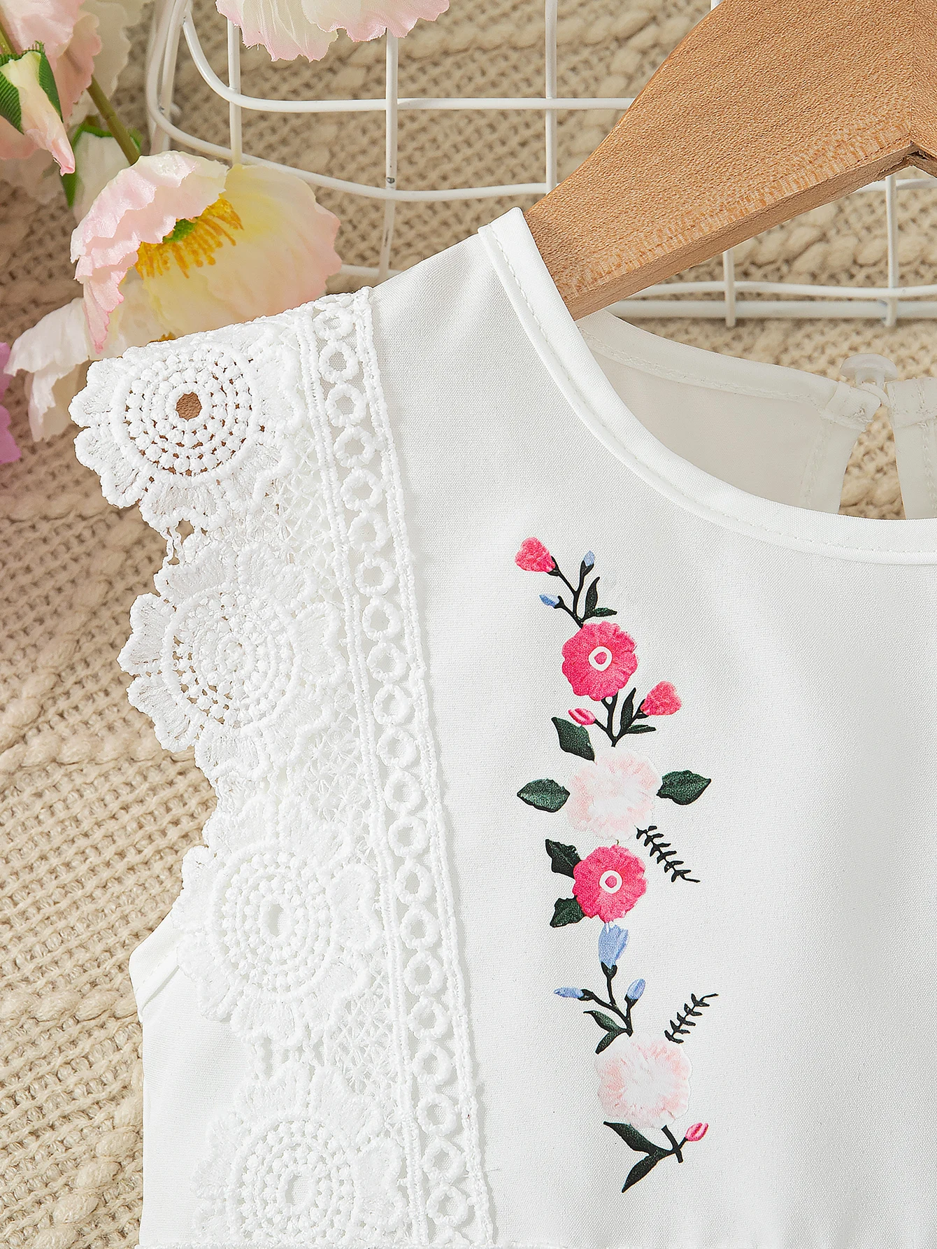 Summer daily casual outing Small round neckline Sleeveless lace stitching design Printed flower pattern Regular edition T-shirt