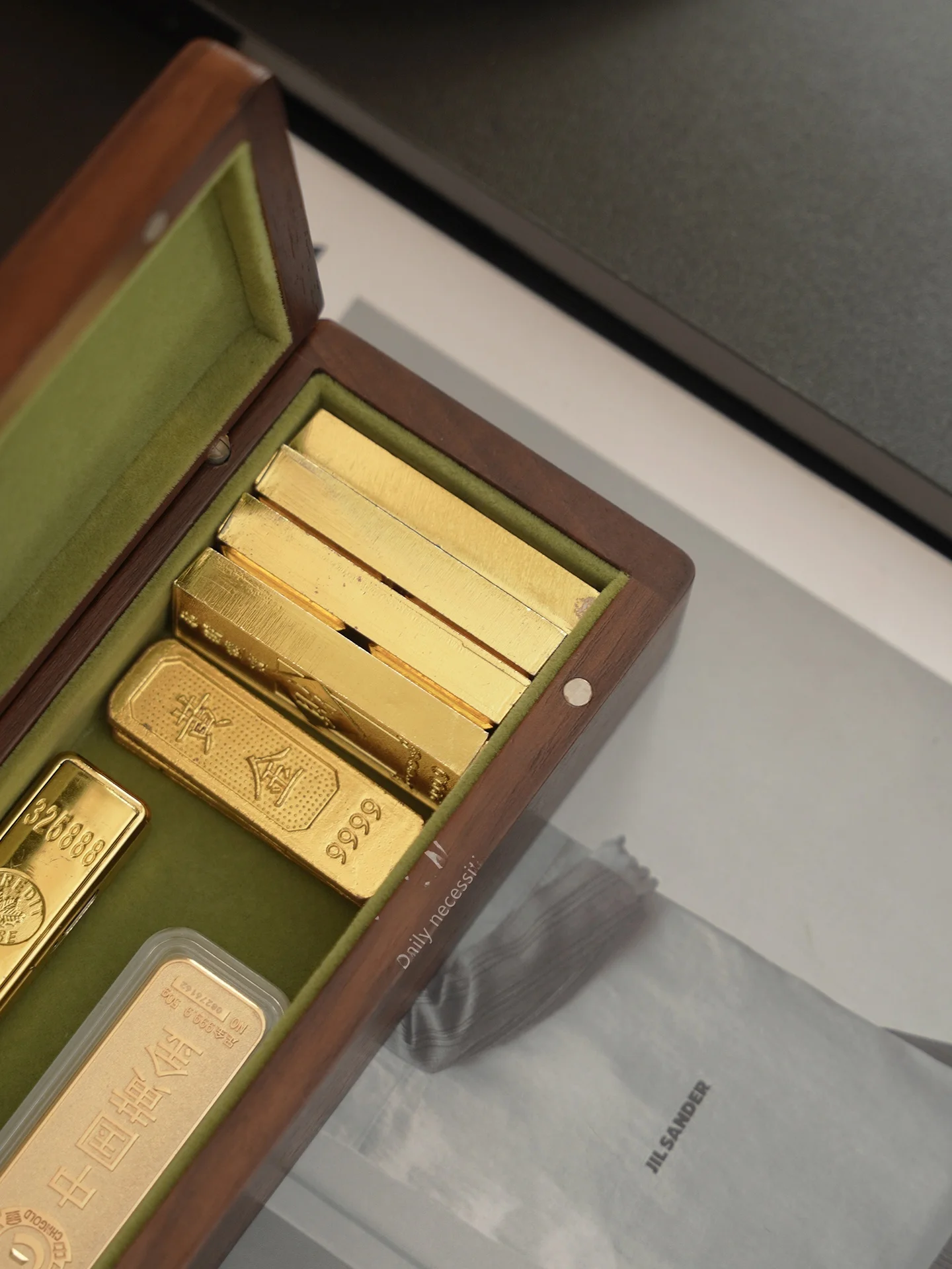 

Подарок на годовщину для жены: Элитная деревянная шкатулка для хранения золотых слитков и ценных украшений, простая и элегантная настольная подставка-органайзер