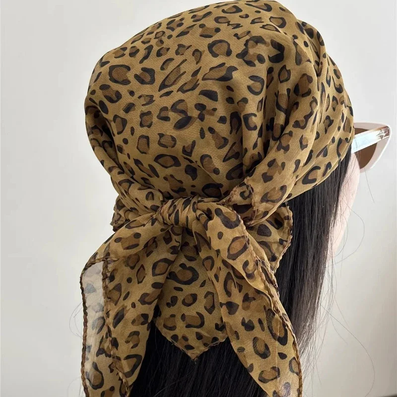Foulard carré rétro imprimé léopard pour femmes, foulard en Satin à bord fin, bandeau de tête, mode Y2K, châle pour cheveux, foulard féminin