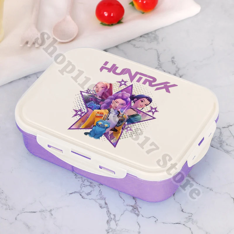 صندوق غداء للأطفال من KPop Demon Hunters مع ملعقة شوكة للفتيات صندوق غداء بلاستيكي محمول للأطفال هدية لطيفة على شكل رسوم متحركة للطعام والفواكه