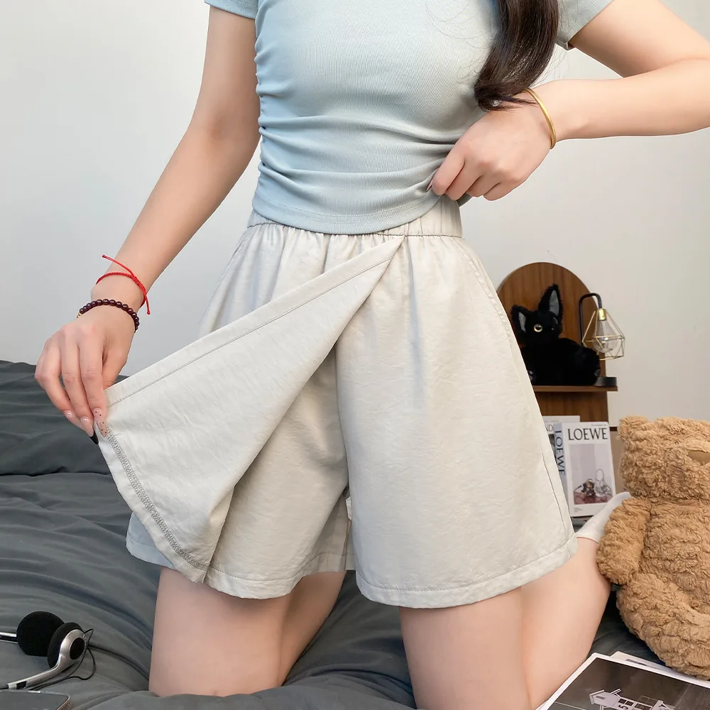 2025 صيف جديد موضة المرأة عادية العصرية رقيقة بلون فوق الركبة طول السراويل التنانير الملابس النسائية السراويل الحرير الجليد