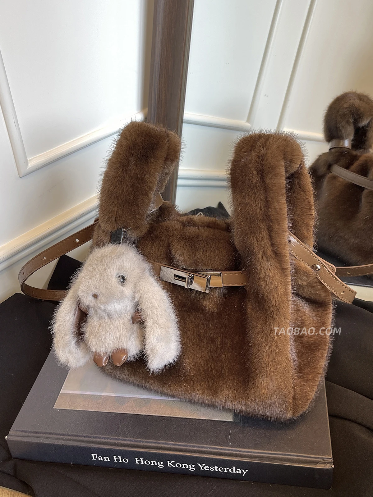 

Новинка зимы 2025 года, плюшевая сумка с милым кроликом и подвеской-несколько цветов, пушистая сумка через плечо в форме кролика для женщин