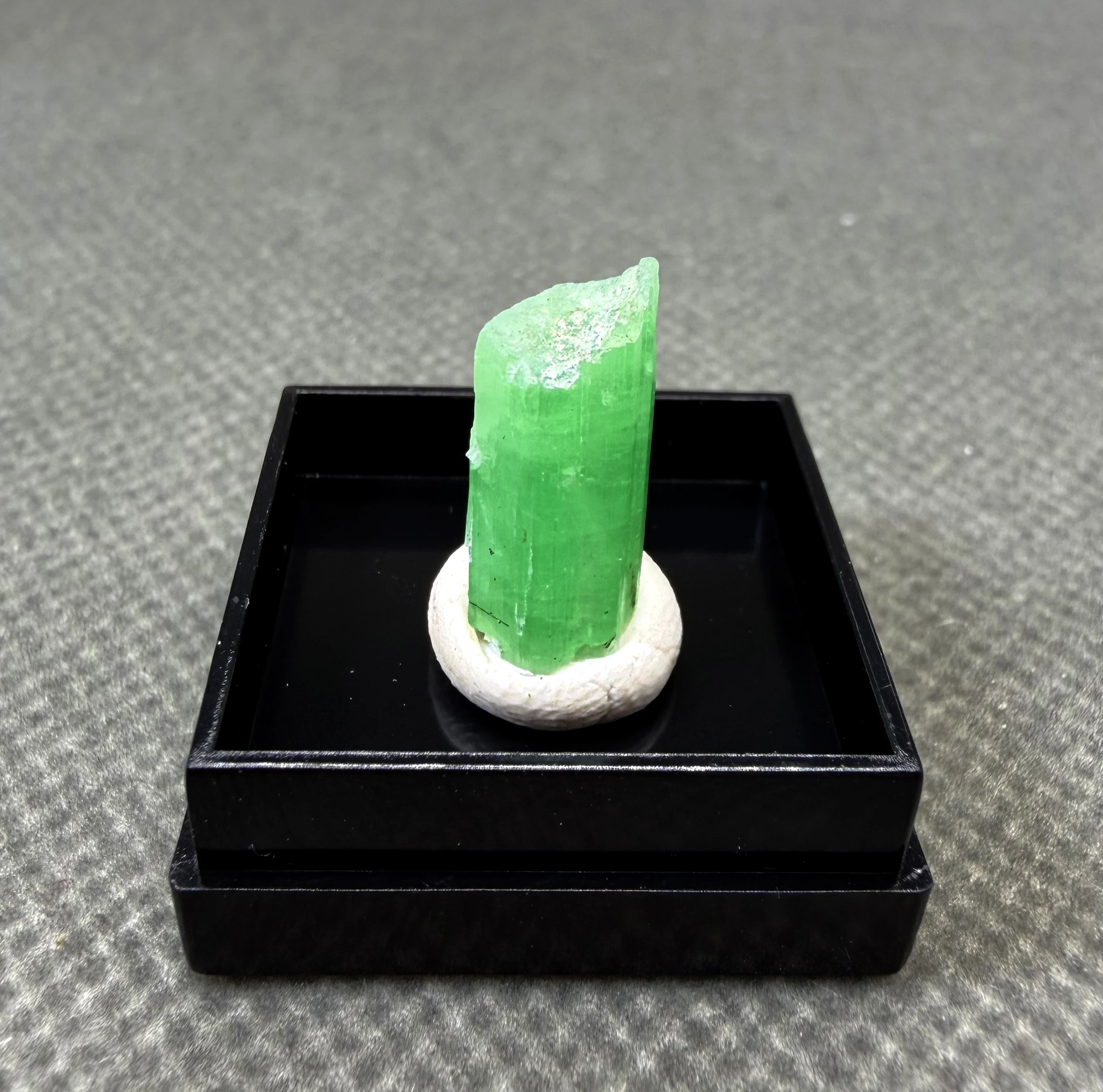 Natural Emerald Crystal Cluster Green Beryl Hexagonal Prism Mineral Specimen Rare + box size 2.6 cm