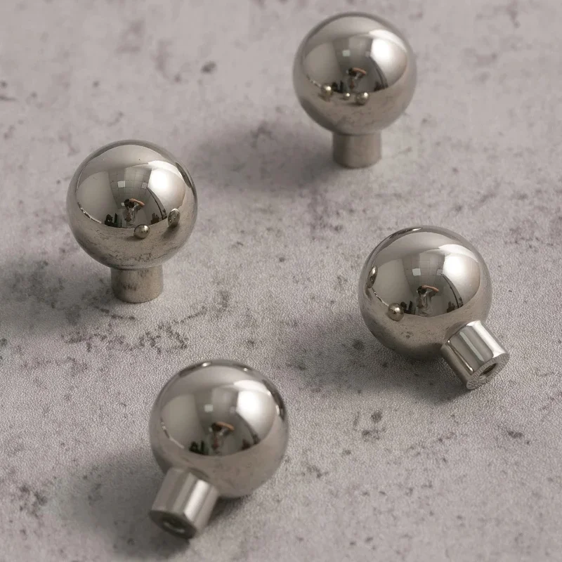 Massiver Einloch-Ziehgriff aus Messing, runde Kugel, modern, minimalistisch, Chrom-Silber, Schubladen- und Türgriffe, Küchenschrankgriff, Möbelgriff – Detail 14