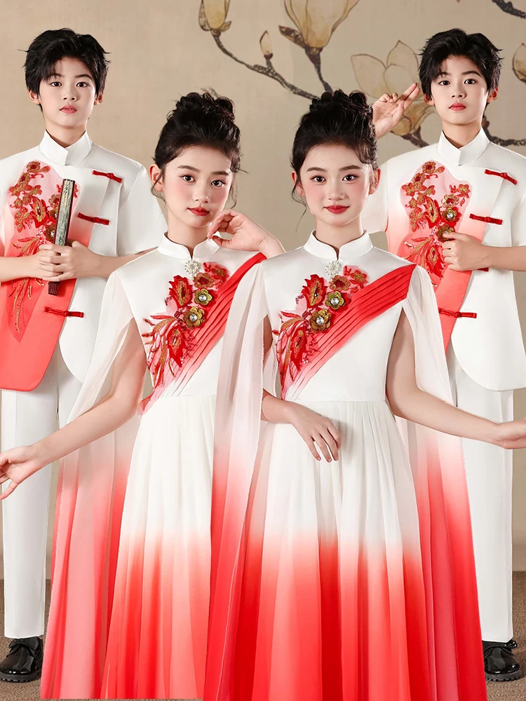 

Костюм для выступления детского хора на Национальный день: для девочек начальной школы, для исполнения патриотических песен и декламации стихов на церемониях.