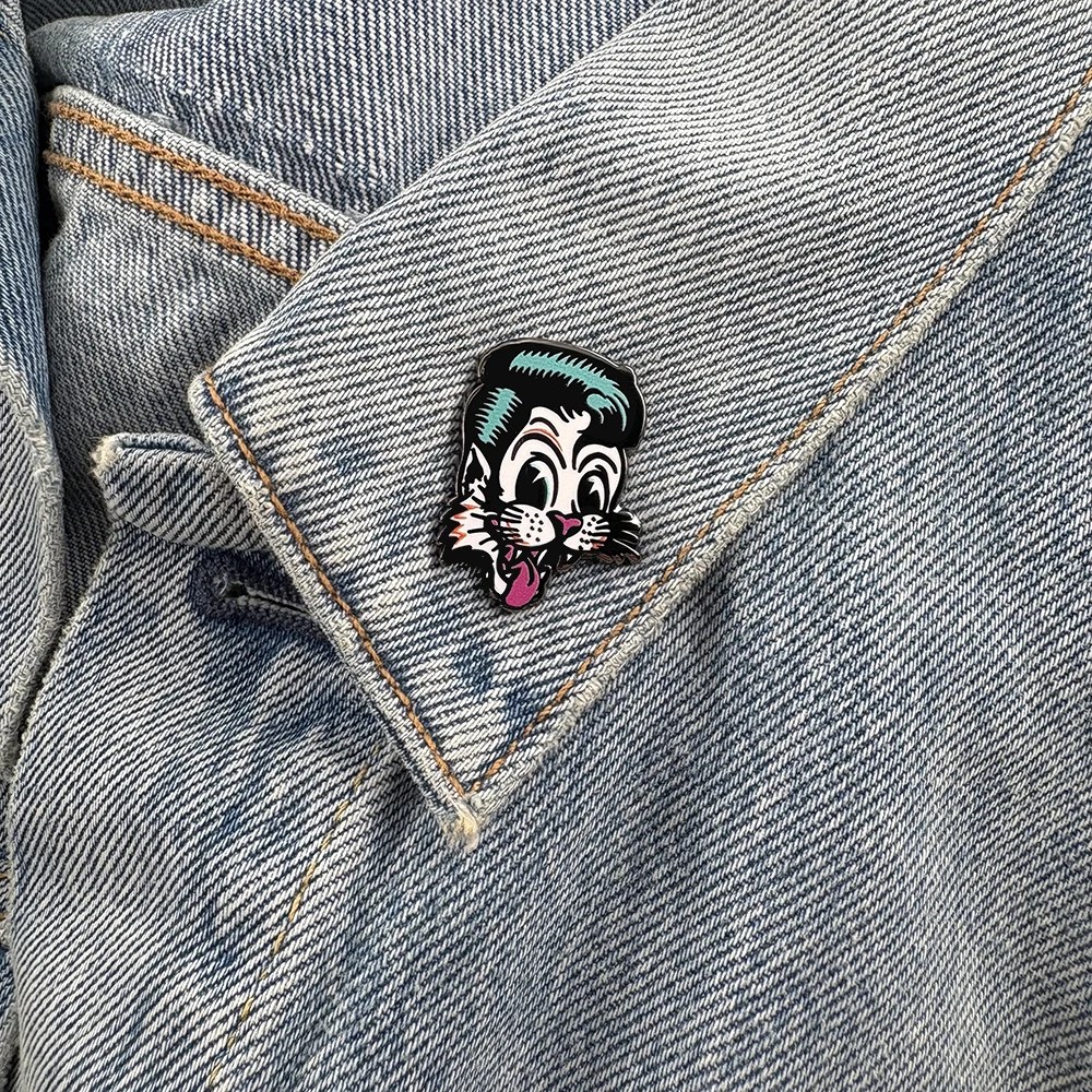 Stray Rock Cats Band-inspirierte Emaille-Pin, Greaser Americana Katzen-Tattoo-Muster Brosche, Geschenk für Musikfans, Abzeichen, Accessoires, Sammlerstück – Detail 3