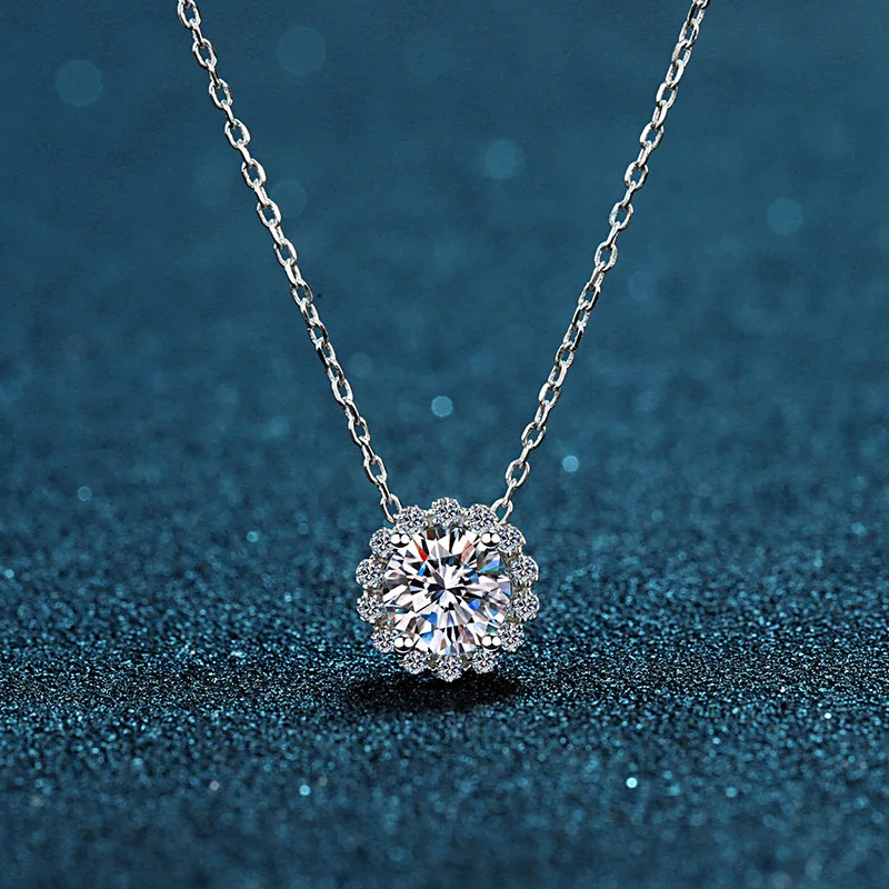 D color moissanite small daisy clavicle chain 1 carat moissanite silver necklace fashionable and versatile platinum PT950 mark