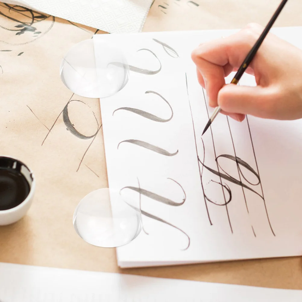 ตุ้มถ่วงกระดาษทรงโดม 2 ชิ้น ทำจากแก้วใส ขอบเรียบ ใช้สำหรับงานเขียนพู่กัน ตุ้มถ่วงกระดาษสำหรับงานตัดเย็บ ตุ้มถ่วงสำหรับตัดผ้า