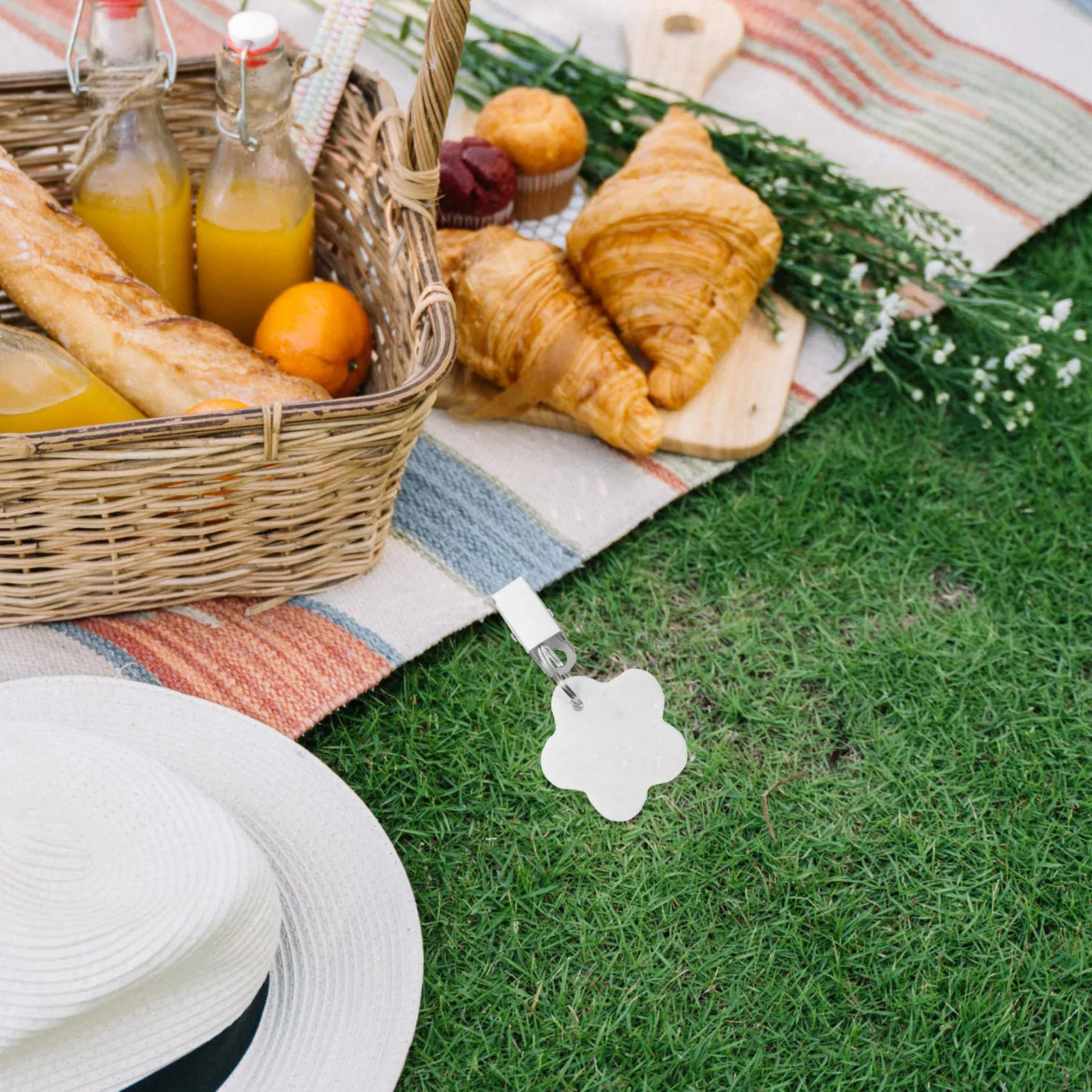 

4Pcs Tablecloth Clips Outdoor Heavy Duty Table Cloth Weights Clip on for Picnic Camping Dining Room Decor Sturdy Smooth No Burr