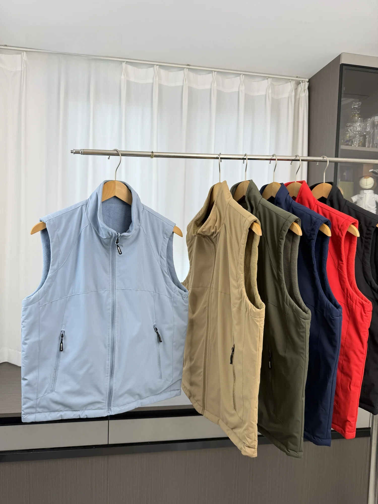 Outdoor Men's Fleece Lined Multi-Pocket Casual Vest Double-Sided Wear Design Autumn Winter Warm Leisure Style Zipper Closure