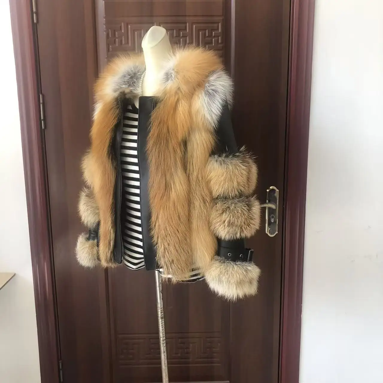 2025 Новая модная шуба из лисьего меха