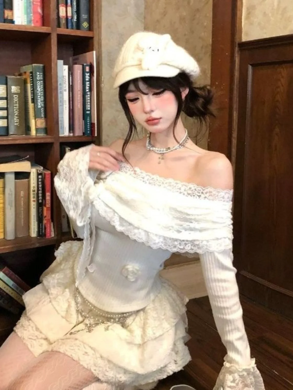 بلوزة نسائية بأكمام طويلة من الدانتيل الزهري، تصميم كوري أنيق بكتف واحد وأكمام واسعة، مناسبة للربيع والخريف وللعمل