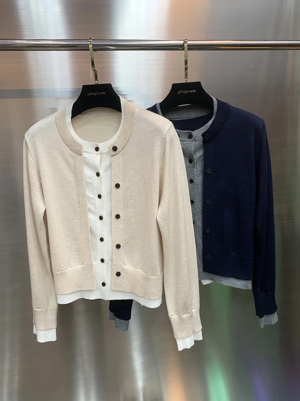 

Новинка осенне-зимнего сезона: теплый вязаный кардиган, простой двухцветный, с эффектом двухслойности, длинный рукав, круглый вырез, детали на пуговицах.